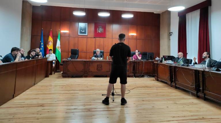 <i>El acusado del asesinato de una mujer en Sabiote durante la última sesión del juicio en la Audiencia de Jaén. / Europa Pres. </i>
