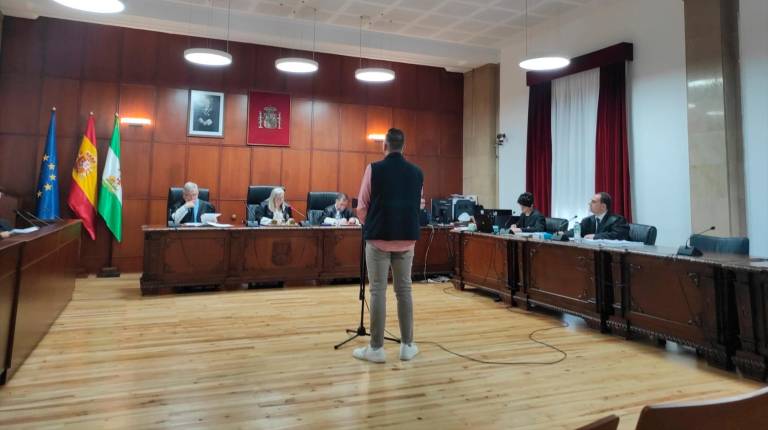 <i>El acusado prestando declaración ante el tribunal que le ha juzgado. / Europa Press.</i>