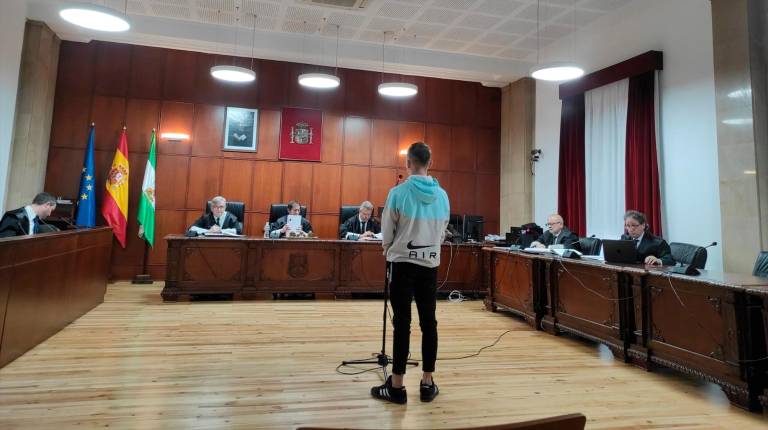 <i>El acusado de agredir sexualmente a su amiga menor de edad durante el juicio. / Europa Press.</i>