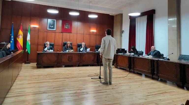 <i>El acusado de violar a una joven ebria durante el juicio celebrado en la Audiencia de Jaén. / Europa Press.</i>