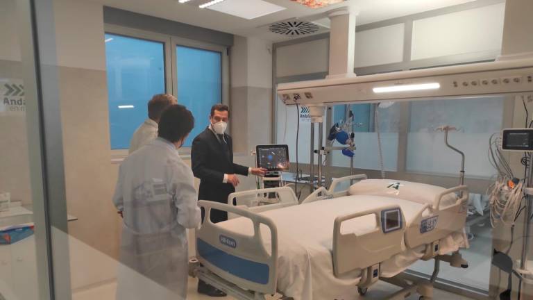 Juanma Moreno visita las instalaciones del Hospital Puerta de Andalucía