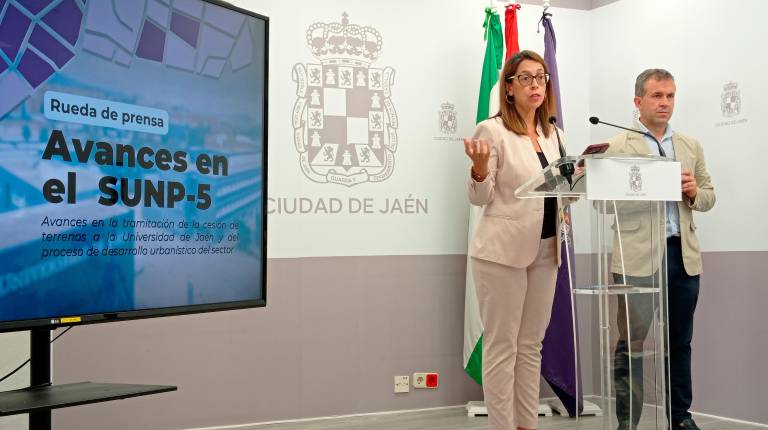 <i>La concejala de Urbanismo, África Colomo, y el alcalde de Jaén, Julio Millán, en rueda de prensa. / Fran Miranda / Diario JAÉN.</i>