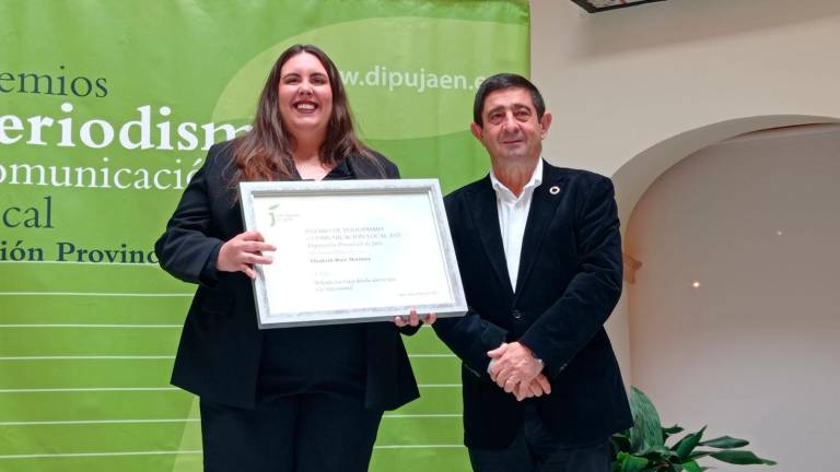 Elisabeth Ruiz, periodista de Diario JAÉN, recoge su Premio de Periodismo y Comunicación Local