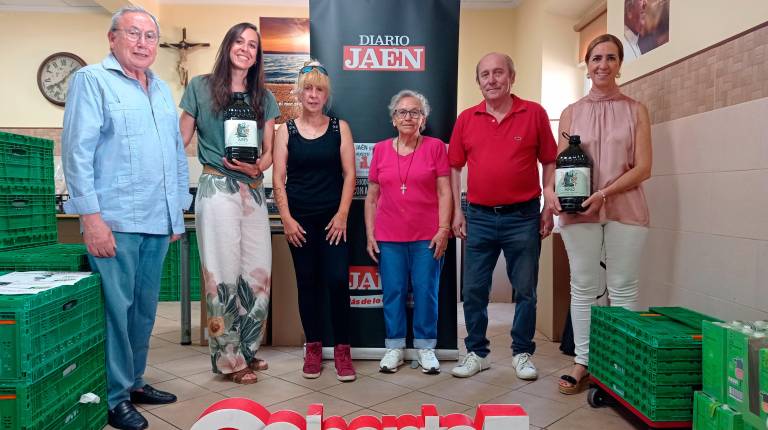 <i>Juan José Sánchez Rodríguez, Eloísa Castro López, Gema Jiménez Arenas, María José Lainez Fernández-Heredia, José Martín Córdoba y Manuela Rosa Jaenes posan con las garrafas de aceite de Aires de Jaén en el Comedor Social San Agustín que Cáritas Interparroquial gestiona en Linares. / Fran Miranda / Diario JAÉN.</i>