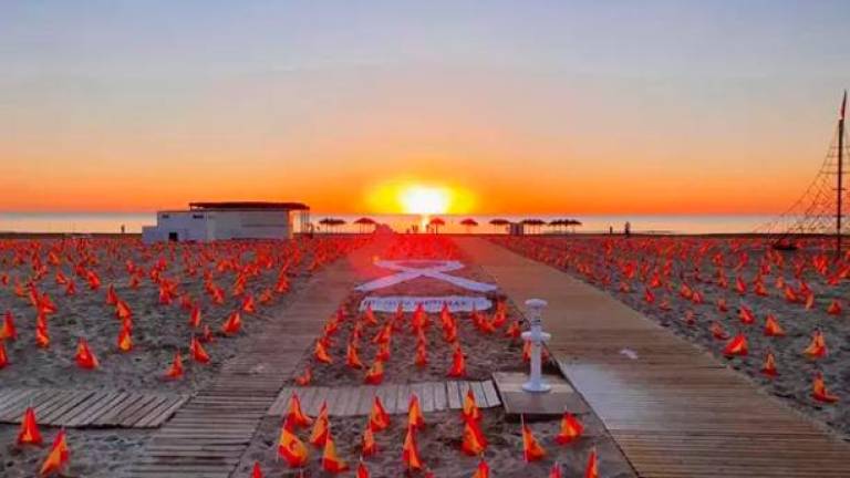 La playa de la Patacona de Alboraia (Valencia) amanece con 53.000 banderas de España en homenaje a los fallecidos