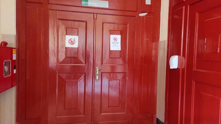 <i>Puerta de acceso a la sala de vistas de la Audiencia de Jaén. / Europa Press. </i>