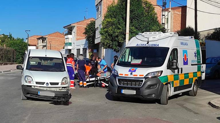 <i>Sanitarios atienden a un joven tras sufrir un accidente en Villacarrillo. / José Herreros. </i>