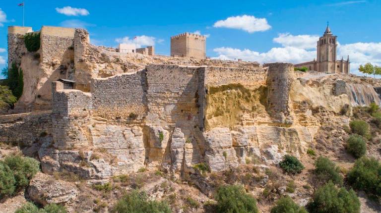 <i>Vista de la muralla de la Fortaleza de la Mota. Archivo. / Ayuntamiento de Alcalá la Real.</i>
