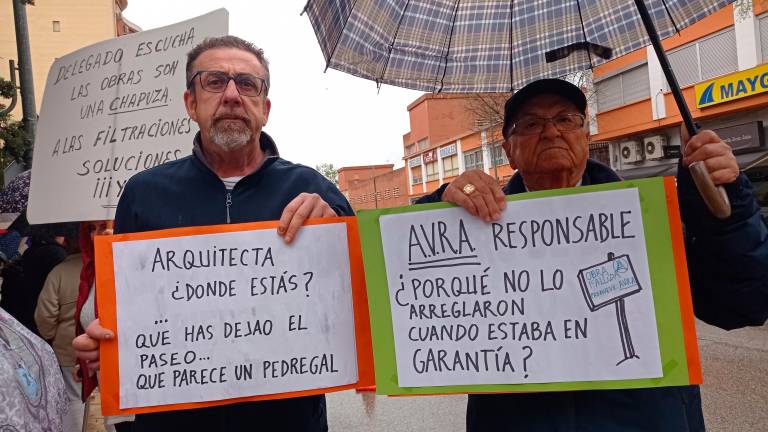 El Valle protesta por las filtraciones en el Paseo Virgen del Rocío