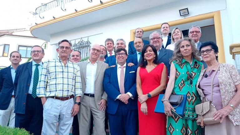 Manuel Martos, con integrantes de su Junta de Gobierno, premiados y autoridades asistentes al acto por la justicia gratuita. / F. Miranda / Diario JAÉN.