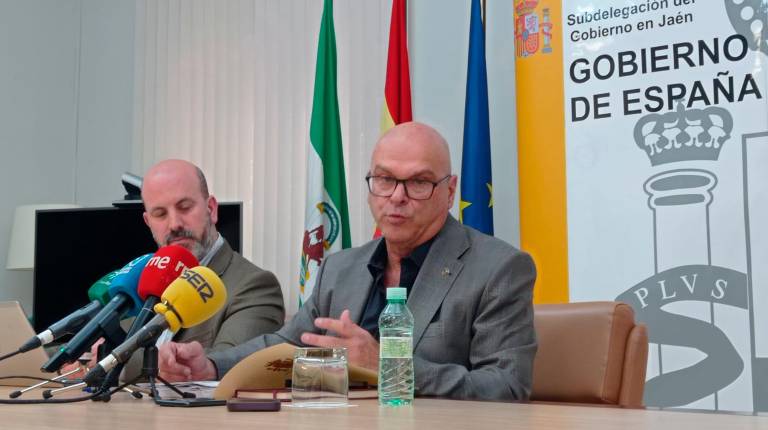 <i>El secretario general de la Subdelegación de Jaén, Pedro Garrido, y el subdelegado del Gobierno, Manuel Fernández, en rueda de prensa este mediodía. / Fran Miranda / Diario JAÉN.</i>