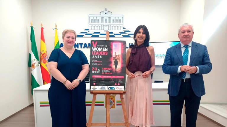 <i>Carmen Rueda, Patricio Lupiáñez y Mamen Muñoz durante la presentación. / Ayuntamiento de Linares.</i>