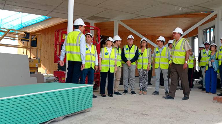 <i>Pedro Fernández, Paco Reyes, Amparo Valcarce, Julio Millán, Manuel Fernández, África Colomo y Luis García Millán durante la visita a las obras del Cetedex</i>