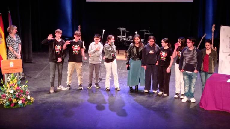 Así interpretan los alumnos del instituto Az-zait los grandes éxitos del rock internacional