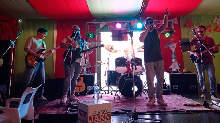 Los componentes de Canallas Band resucitaron los grandes éxitos de los géneros rock, indie y flamenco para ofrecer el mejor tardeo en la caseta de Diario JAÉN. / Fran Miranda / Diario JAÉN.