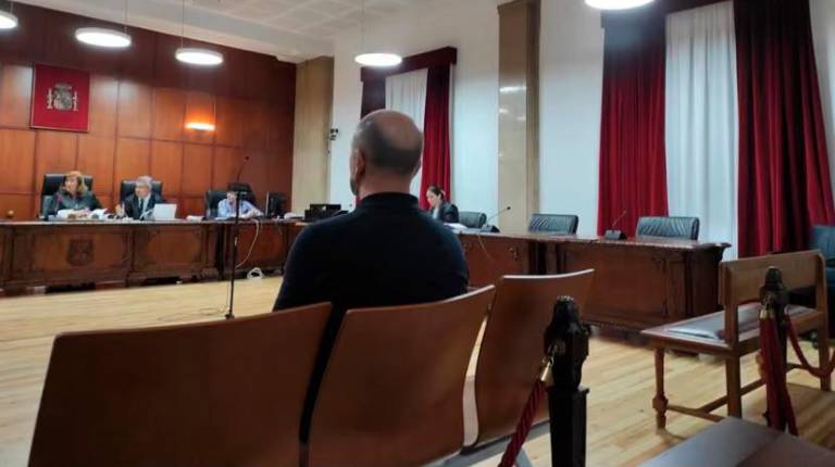 <i>El profesor acusado de abusar de dos alumnos de un IES de Úbeda durante la vista preliminar celebrada en la Audiencia de Jaén. / Europa Press.</i>