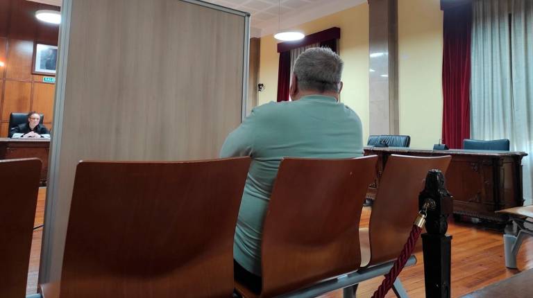 <i>El acusado, sentado en el banquillo y separado por un biombo, escucha la declaración de su exmujer. / Europa Press. </i>