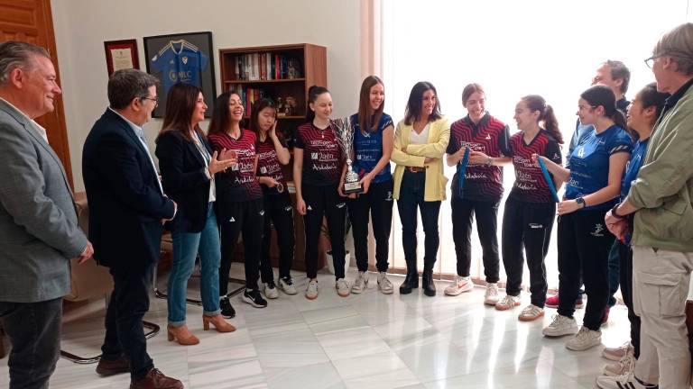 Recepción con honores al Cliniqas.com de Linares tras conseguir la Europe Trophy de Tenis de Mesa