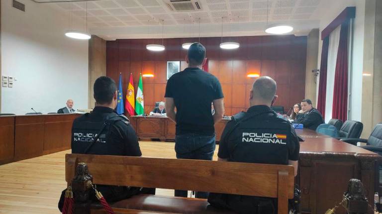 <i>El acusado prestando declaración durante el juicio. / Europa Press.</i>