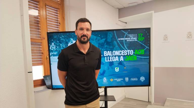 <i>El exjugador de baloncesto jiennense, Alfonso Sánchez, en la presentación del partido. / </i><span class=mln_small-caps_mln>Gilberto Moreno / Diario JAÉN. </span>
