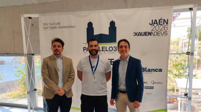 <i>Foto de familia durante la inauguración. / Ayuntamiento de Jaén. </i>