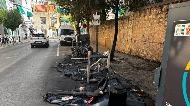 <i>Contenedores calcinados en la calle Juan Montilla. / Miguel Ángel Vega / Diario JAÉN.</i>