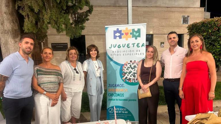 <i>El diputado de Empleo y Empresa, Luis Miguel Carmona en un estand de la Noche del Comercio de Villacarrillo. / Diputación de Jaén. </i>