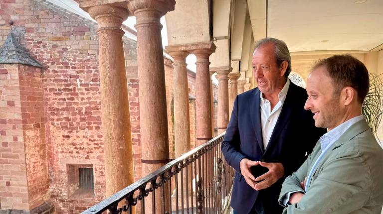 <i>El alcalde de Arjona, Francisco Carmona, y el delgado del Gobierno de la Junta en Jaén, Erik Domínguez, durante la visita institucional. / Junta de Andalucía.</i>