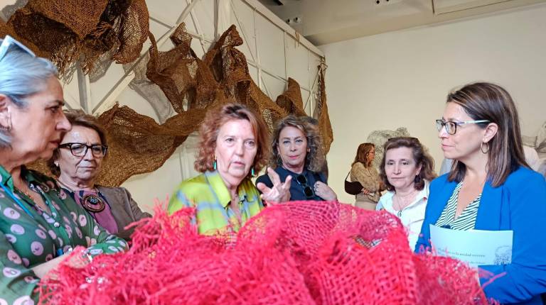 <i>Carmen Espín, Lourdes Carreras y África Colomo junto con otras asistentes descubren las obras de El Pliegue habitado.</i>