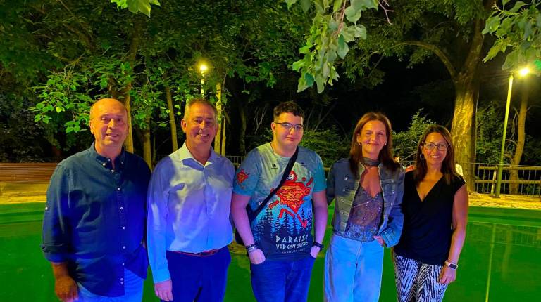 <i>Los concejales África Colomo y Javier Padorno junto a miembros de la Asociación de Vecinos de la zona residencial de Jabalcuz y el pregón de fiestas, Alejandro Castillo. / Ayuntamiento de Jaén.</i>