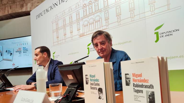<i>Juan Latorre y Luis García Montero durante la presentación de los dos libros, que aparecen en primer plano. / Carmen Jiménez / Diario JAÉN. </i>