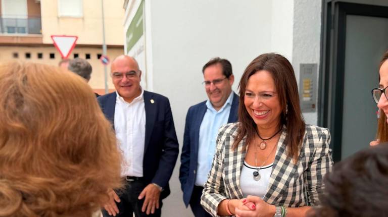 <i>Rocío Díaz visita en Jamilena las actuaciones de rehabilitación en 54 viviendas. / Junta de Andalucía.</i>