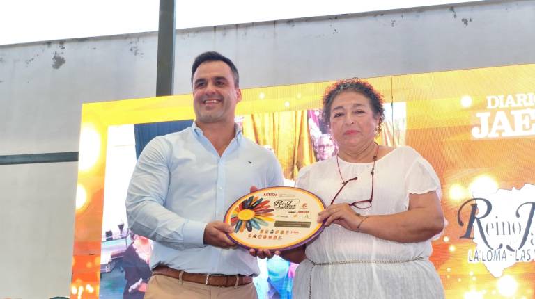 <i>El alcalde begijense, Diego Soriano, hace entrega del premio a Ana Soto. / Agustín Muñoz / Diario JAÉN.</i>