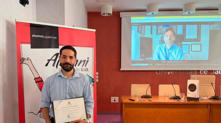 <i>Arturo Solís Sánchez y Miguel Ángel López en el acto de reconocimiento profesional. / Universidad de Jaén. </i>