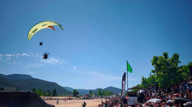 <i>Aficionados disfrutan de los vuelos organizados en la última jornada. / Agustín Muñoz / Diario JAÉN. </i>