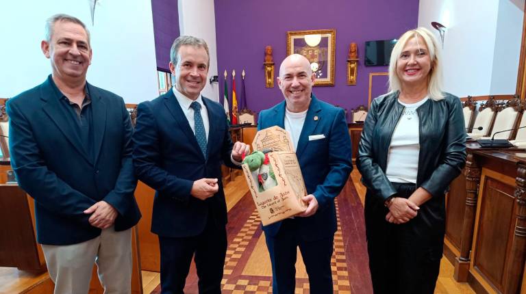 <i>Javier Padorno, concejal de mantenimiento urbano, alcalde de Jaén, Julio Millán, el pregonero Daniel Rodríguez y la primera teniente. alcalde y concejal de Cultura y Turismo, María Espejo. / Ayuntamiento de Jaén. </i>