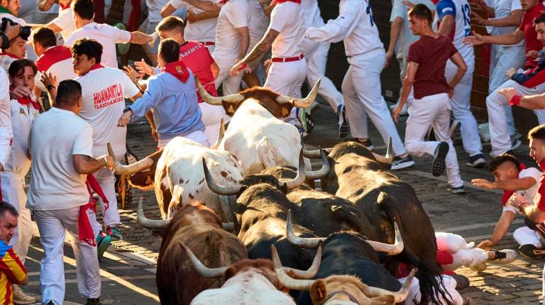 <i>Tercer encierro de los Sanfermines de 2026 con toros de la ganadería Victoriano del Río. / Eduardo Sanz / Europa Press.</i>