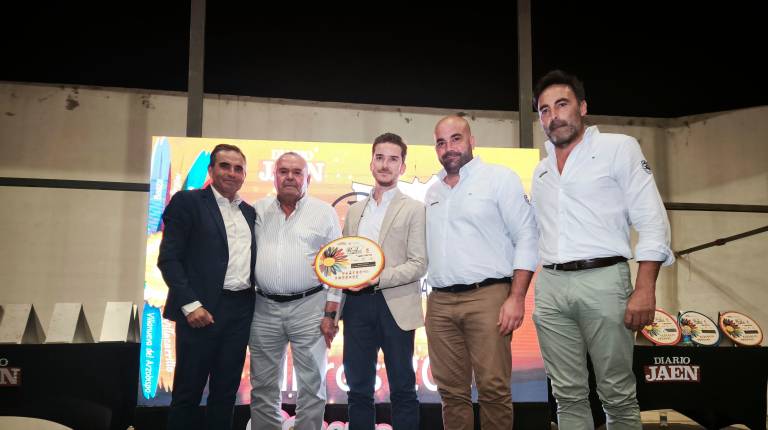 <i>Juan Berlanga Martos junto a sus hijos Cristóbal y Lucas y el gerente de la empresa, José Enrique Vargas, galardonados en los premios Reino de Jaén. Entregó Manuel Martínez. / Agustín Muñoz / Diario JAÉN.</i>