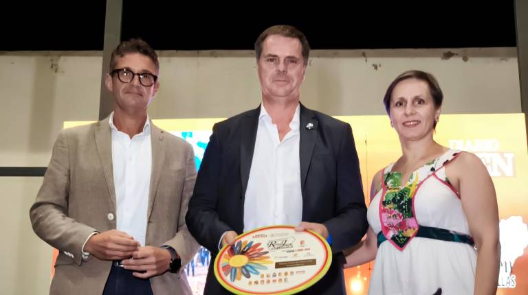 <i>Francisco Miralles, Agustín Andreu y Soledad Aranda posan con el galardón otorgado a la Fundación JAV por la Junta. / Agustín Muñoz / Diario JAÉN.</i>