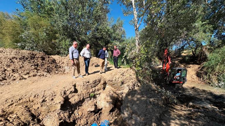 <i>Visita a las obras de emergencia que se están acometiendo en el cauce del río Guadalbullón. / Diputación de Jaén. </i>