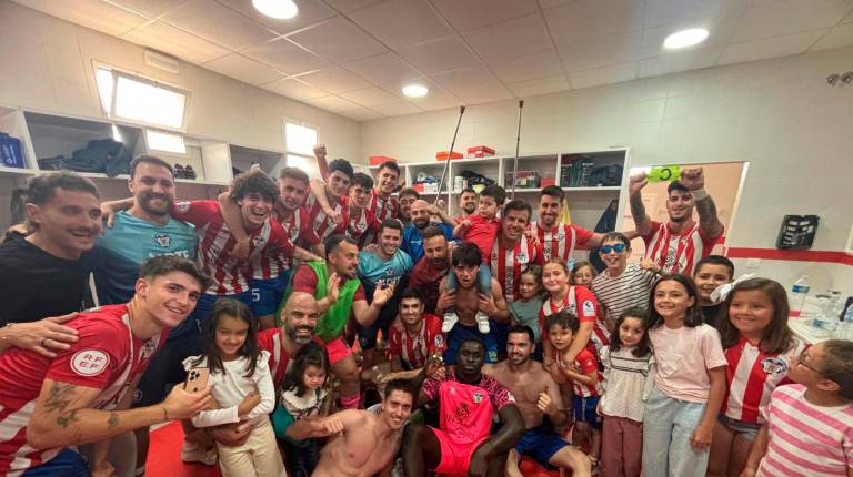 <i>El Atlético Porcuna celebra su victoria ante el Torre del Mar. </i>