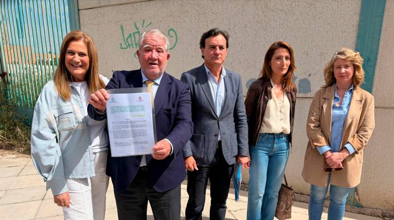 <i>Carmen Colmenero, Javier Carazo, Agustín González, Mónica Moreno y Maribel López. / Francisco J. Marín / Diario JAÉN.</i>