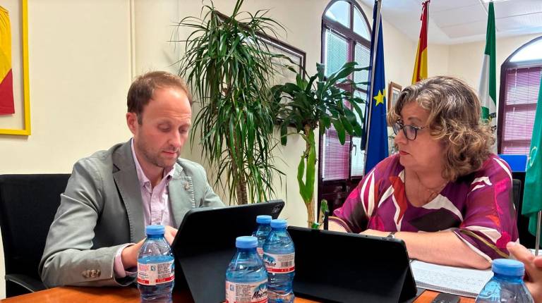 <i>Encuentro del dlegado del Gobierno de la Junta en Jaén, Erik Domínguez, con la alcaldesa de Huelma, Ana María Guzmán. / Junta de Andalucía. </i>