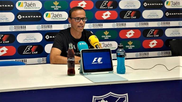 <i>Miguel de la Fuente contesta a las preguntas antes del partido ante el Betis Deportivo. / Antonio del Arco. </i>
