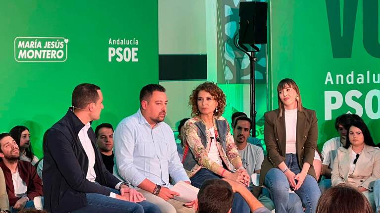 <i>Juan Latorre, Lázaro Martínez, María Jesús Montero y Aránzazu Figueroa en el mitin en Martos. / Álvaro Guzguti / Diario JAÉN.</i>