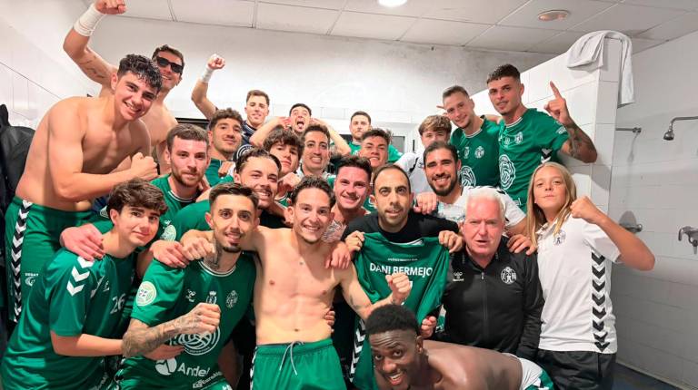 <i>Los jugadores y cuerpo técnico del Atlético Mancha Real celebran la victoria en el vestuario. / Atlético Mancha Real.</i>