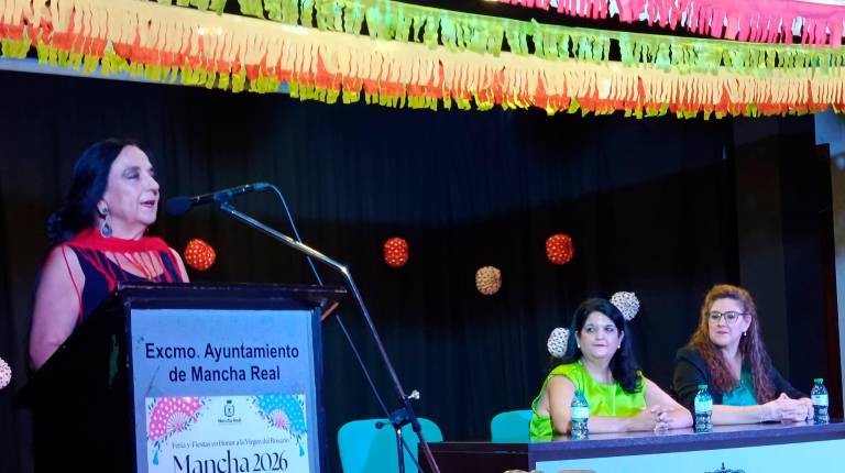 <i>Catalina Hervás pronuncia el pregón, en presencia de la alcaldesa de Mancha Real, María del Mar Dávila. / Adrián Claudio Bonache / Diario JAÉN.</i>