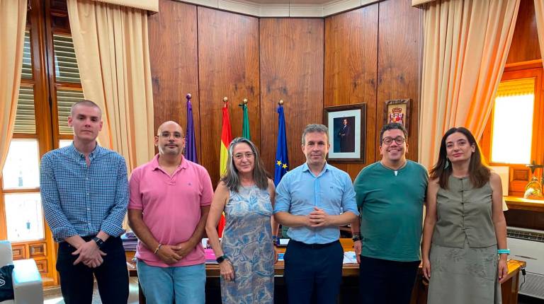 <i>El alcalde de Jaén, Julio Millán, y la concejala de Igualdad, Movimientos Sociales y Cooperación al Desarrollo, Eva Funes, en una reunión de trabajo con representantes de la asociación Somos de Colores. / Ayuntamiento de Jaén. </i>