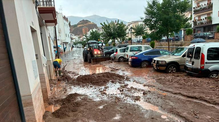 <i>Tareas de limpieza en una de las calles de Cambil afectadas por la riada del 13 de agosto. / Ayuntamiento de Cambil. </i>