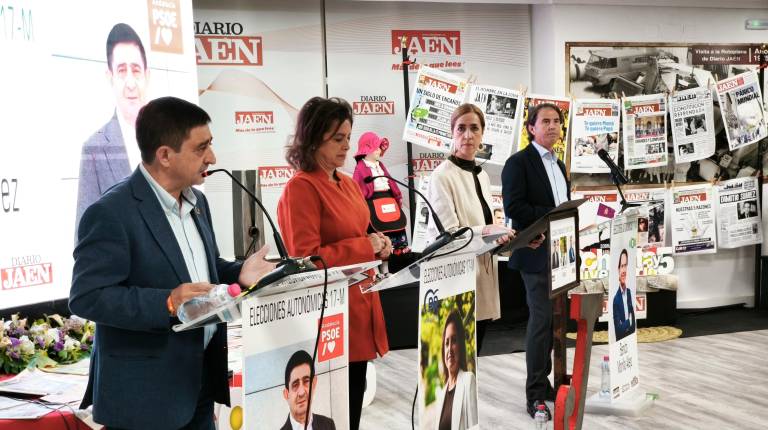 <i>Los número uno del PSOE, PP y Vox, Paco Reyes, Catalina García y Benito Morillo, durante el debate, moderado por Manuela Rosa. / Agustín Muñoz / Diario JAÉN.</i>